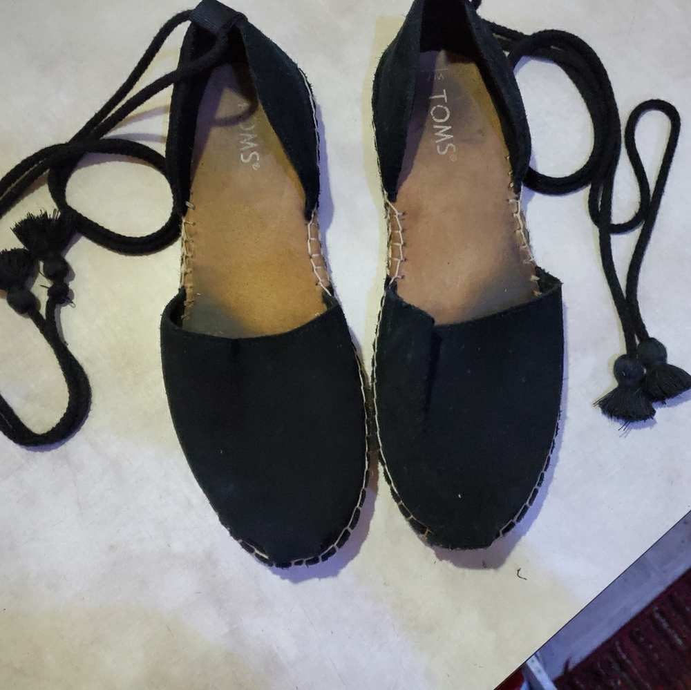 ♡Tom's black suede tie up shoes